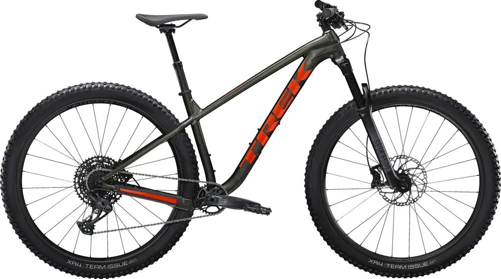 Trek roscoe best sale vs giant fathom