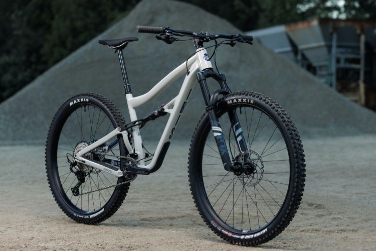 The Ultimate Bike for Urban Adventures [Santa Cruz Skitch Apex Review]